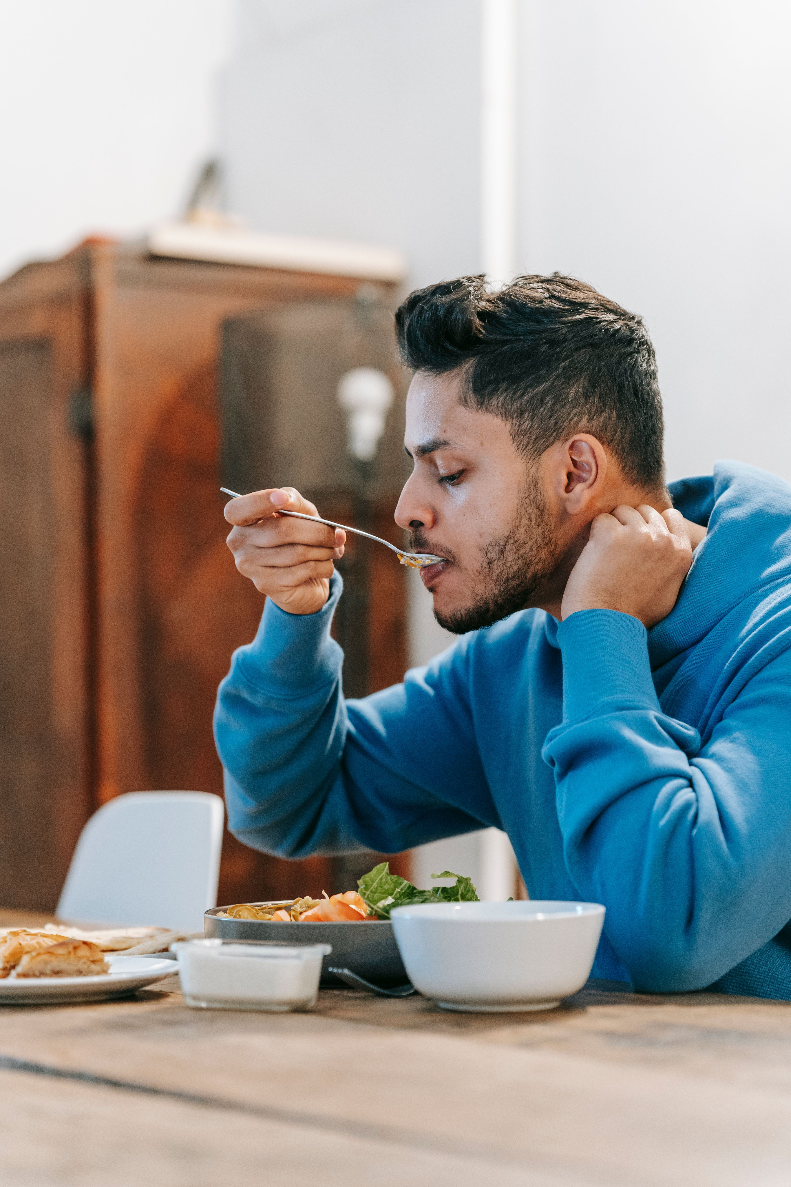 Man eating a balanced meal with a spoon